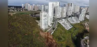 Edificio de 17 pisos queda al borde del colapso tras enorme socavón provocado por intensas lluvias Edificio de 17 pisos queda al borde del colapso tras enorme socavón provocado por intensas lluvias