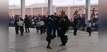 Alumna reta a director a bailar un contagioso huaino y terminan con emotivo abrazo en Trujillo Alumna reta a director a bailar un contagioso huaino y terminan con emotivo abrazo en Trujillo