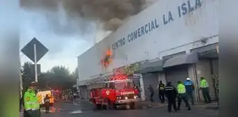 Arequipa: incendio afectó centro comercial La Isla y vendedores tratan de recuperar sus bienes Arequipa: incendio afectó centro comercial La Isla y vendedores tratan de recuperar sus bienes