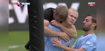 Haaland anotó un golazo y se vio sorprendido por un hincha que se le tiró encima y lo abrazó Haaland anotó un golazo y se vio sorprendido por un hincha que se le tiró encima y lo abrazó