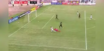 Terrible error en salida de Guzmán ante presión de Bandiera, quien anota el 1-0 sobre Universitario