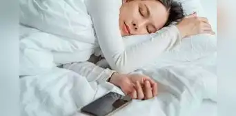 ¿Por qué es peligroso dormir con tu teléfono sobre las sábanas o debajo de tu almohada? ¿Por qué es peligroso dormir con tu teléfono sobre las sábanas o debajo de tu almohada?