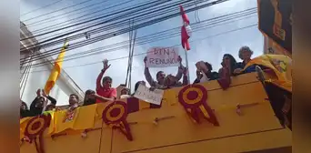 Ciudadanos de Tacna protestaron contra Dina Boluarte en paseo de la bandera: “Dina, renuncia” Ciudadanos de Tacna protestaron contra Dina Boluarte en paseo de la bandera: “Dina, renuncia”
