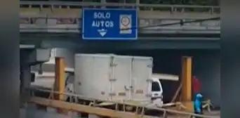 Pueblo Libre: camión impactó un puente en av. Brasil y quedó atascado en vía de 'solo autos' Pueblo Libre: camión impactó un puente en av. Brasil y quedó atascado en vía de 'solo autos'