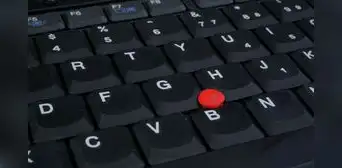 ¿Para qué sirve el botón rojo que algunas laptops tienen en el centro de su teclado? ¿Para qué sirve el botón rojo que algunas laptops tienen en el centro de su teclado?