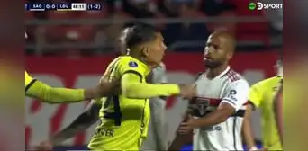 Paolo Guerrero se descontroló tras expulsión de su compañero: reclamó con todo y sufrió un pisotón