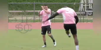 ¡Casi se 'bajan' a Messi! El argentino se salvó de recibir un pelotazo de su compañero