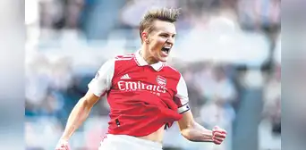 Arsenal celebra en casa tras vencer al Manchester United Arsenal celebra en casa tras vencer al Manchester United