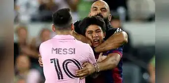 Seguridad de Messi mete 'tacle' a fan que intentó abrazar al argentino y casi derriba a 'Lio' Seguridad de Messi mete 'tacle' a fan que intentó abrazar al argentino y casi derriba a 'Lio'
