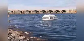 Olvida colocar freno a su combi para ir a comprar, y esta cae a río en Puno