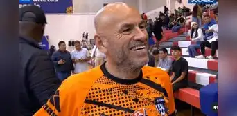 Mr. Peet debuta como arquero de Íntimos en la Copa Leyendas: "Es un sueño"