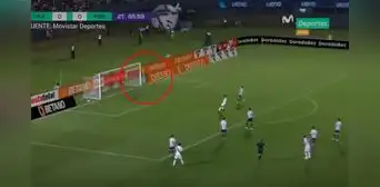 Paolo Guerrero sacó un genial remate que chocó en el palo y pudo darle la victoria a Perú Paolo Guerrero sacó un genial remate que chocó en el palo y pudo darle la victoria a Perú