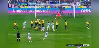 ¡Dejó inmóvil al arquero! Messi y su espectacular tiro libre para el 1-0 de Argentina ante Ecuador ¡Dejó inmóvil al arquero! Messi y su espectacular tiro libre para el 1-0 de Argentina ante Ecuador