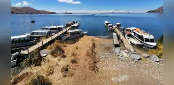 Lago Titicaca: instalan embarcaderos de madera ante descenso de las aguas en orillas