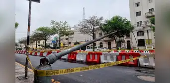 Cercado de Lima: poste caído en av. Garcilaso de la Vega impide tránsito vehicular Cercado de Lima: poste caído en av. Garcilaso de la Vega impide tránsito vehicular