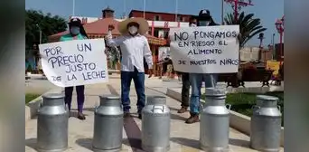Ganaderos se movilizarán exigiendo cumplir ley que establece obligatoriedad en uso de leche fresca