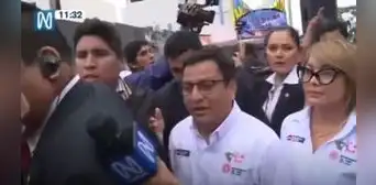 Vecinos lanzan huevos al ministro de Salud tras salida de feria en Villa El Salvador Vecinos lanzan huevos al ministro de Salud tras salida de feria en Villa El Salvador