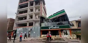 SJL: muro de vivienda en construcción se derrumba y cae sobre techo de local SJL: muro de vivienda en construcción se derrumba y cae sobre techo de local