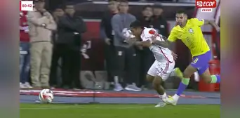 Grimaldo se saca a 2 figuras de Brasil a pura potencia y lo tumban para frenarlo Grimaldo se saca a 2 figuras de Brasil a pura potencia y lo tumban para frenarlo
