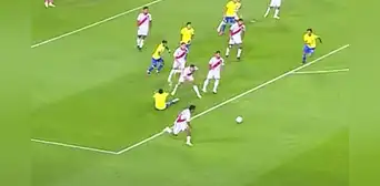 El espectacular amague de Corzo que dejó en el piso a Neymar en el área de Perú