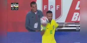 'Joya' de Alianza Lima le escondió el balón a Neymar y el '10' tuvo una peculiar reacción 'Joya' de Alianza Lima le escondió el balón a Neymar y el '10' tuvo una peculiar reacción