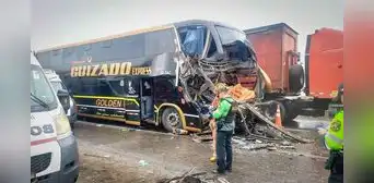 Choque entre bus interprovincial y volquete en Panamericana Sur deja un muerto y 13 heridos Choque entre bus interprovincial y volquete en Panamericana Sur deja un muerto y 13 heridos