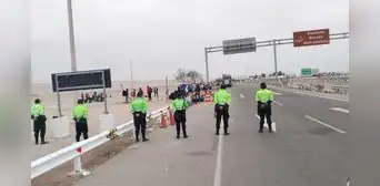Migrantes provenientes de Chile acampan en frontera para ingresar a Perú