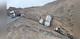 Camión cisterna cargado con gas cae a abismo en Arequipa y evalúan posible fuga