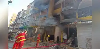Incendio consumió 5 galerías de centro comercial “Tacorita” en Trujillo