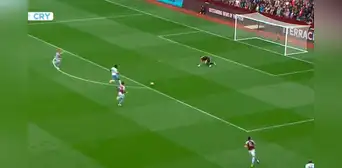 El terrible blooper del 'Dibu' Martínez que lo dejó en el suelo y terminó en gol