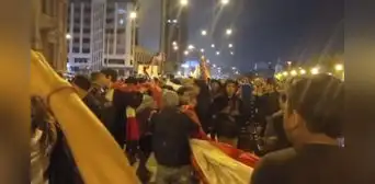 PNP arrebató bandera del Perú a manifestantes durante la 'Marcha por la democracia'