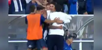 El emotivo abrazo de Cueva a Larriera tras gol de Alianza, a pesar de que lo cambió minutos antes El emotivo abrazo de Cueva a Larriera tras gol de Alianza, a pesar de que lo cambió minutos antes