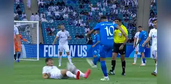 La furiosa reacción de Neymar: pelotazo a su rival en el suelo y se gana la amarilla La furiosa reacción de Neymar: pelotazo a su rival en el suelo y se gana la amarilla
