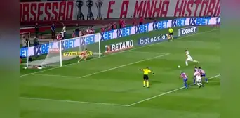 James Rodríguez volvió a fallar un penal: el desastroso tiro tras hacer la 'paradita' con Sao Paulo