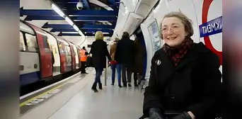 Mujer acude diariamente a la estación de tren para escuchar la voz de su esposo fallecido