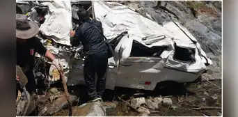 Cinco personas mueren tras despiste de combi a un abismo en Cajamarca Cinco personas mueren tras despiste de combi a un abismo en Cajamarca