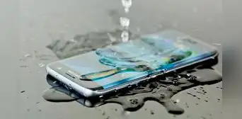 ¿Qué pasa si tratas de cargar tu smartphone luego de que se haya mojado? Te lo diremos
