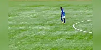 Futbolista de Senegal anotó el penal más largo de la historia tomando carrera desde media cancha Futbolista de Senegal anotó el penal más largo de la historia tomando carrera desde media cancha