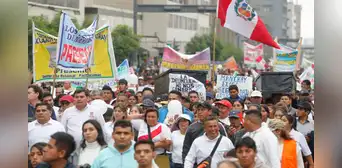 Vecinos de Pachacámac protestan en puerta del Congreso para pedir estado de emergencia Vecinos de Pachacámac protestan en puerta del Congreso para pedir estado de emergencia