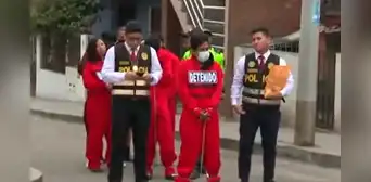 Esposados de pies y manos: PNP presenta en una losa deportiva a personas que fueron detenidas en SJL Esposados de pies y manos: PNP presenta en una losa deportiva a personas que fueron detenidas en SJL