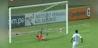 Luis Urruti marcó el 1-0 de Universitario ante Vallejo tras terrible blooper de Carlos Grados Luis Urruti marcó el 1-0 de Universitario ante Vallejo tras terrible blooper de Carlos Grados