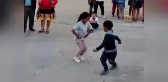 Niños se desafían para saber quién baila mejor un huaino en Cajamarca Niños se desafían para saber quién baila mejor un huaino en Cajamarca