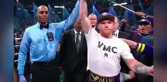 'Canelo' Álvarez venció a Jermell Charlo por decisión unánime y sigue siendo el campeón indiscutido
