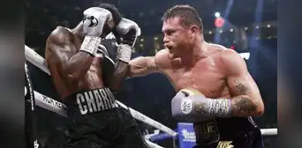 Sigue siendo el rey: 'Canelo' Álvarez derrotó a Jermell Charlo y defendió sus 4 cinturones de campeón