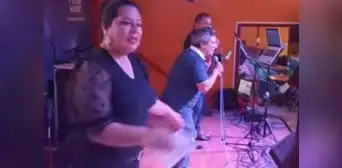 Alcalde de Trujillo aparece cantando en pollería multada por sus funcionarios con más de S/14.800 Alcalde de Trujillo aparece cantando en pollería multada por sus funcionarios con más de S/14.800