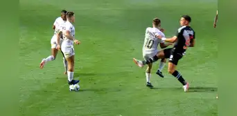 Venezolano Soteldo recibe brutal patada tras provocar a su rival con inusual maniobra