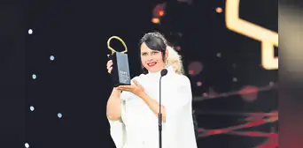 Directora hace historia en el Festival de San Sebastián Directora hace historia en el Festival de San Sebastián