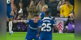 Moisés Caicedo y Enzo Fernández protagonizaron divertido abrazo cuando Mydrick por fin anotó un gol Moisés Caicedo y Enzo Fernández protagonizaron divertido abrazo cuando Mydrick por fin anotó un gol
