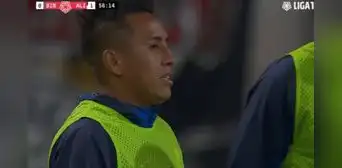 La insólita acción que realizó Cueva siendo suplente y por la cual fue amonestado con amarilla La insólita acción que realizó Cueva siendo suplente y por la cual fue amonestado con amarilla