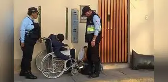 Abandonan a un adulto mayor en silla de ruedas en Arequipa Abandonan a un adulto mayor en silla de ruedas en Arequipa